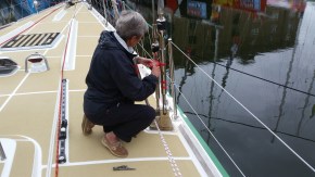 Linda taping all split pins in the shrouds inner part to avoid catching on sail damage