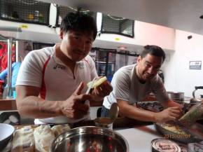 Han and Javi preparing dinner. 