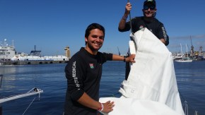 Alex and Eelco takking down the Yankee sail from the bow